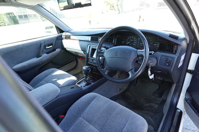 1997 Toyota Crown JDM car for sale — photo 11 of 16