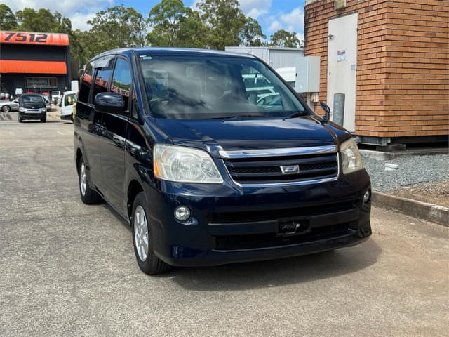 2005 Toyota Noah JDM car for sale — photo 3 of 17