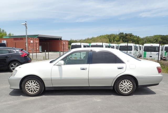 2000 Toyota Crown JDM car for sale — photo 2 of 25