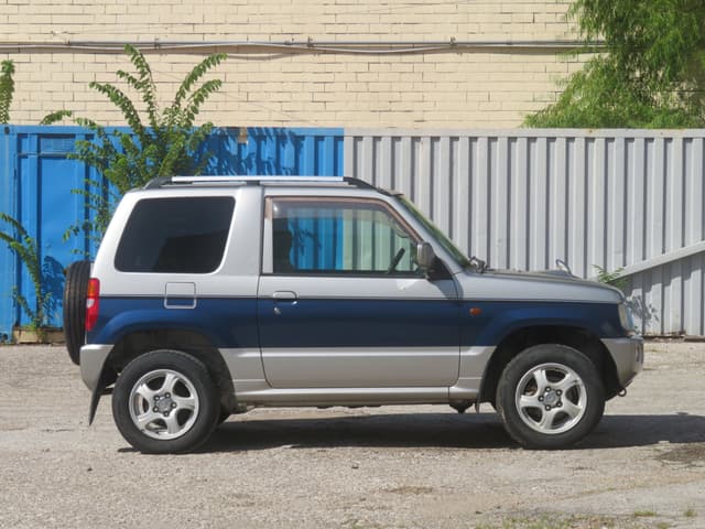 2000 Mitsubishi Pajero Mini JDM car for sale — photo 2 of 21
