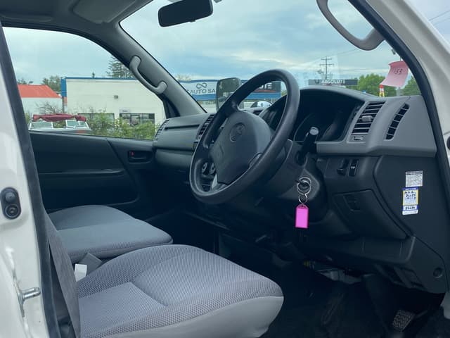 2006 Toyota HiAce JDM car for sale — photo 7 of 17