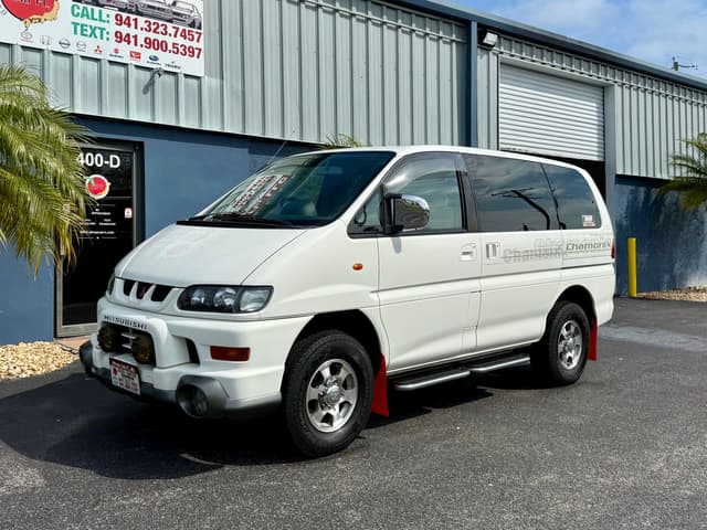 2000 Mitsubishi Delica JDM car for sale — photo 2 of 24
