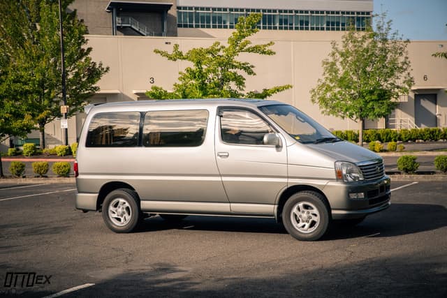 2001 Toyota Regius JDM car for sale — photo 12 of 25