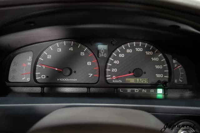 2000 Toyota Hilux Surf JDM car for sale — photo 13 of 25