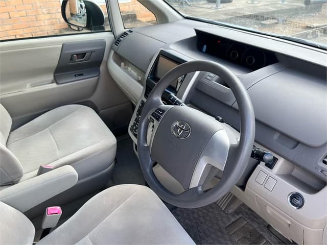 2011 Toyota Noah JDM car for sale — photo 14 of 17