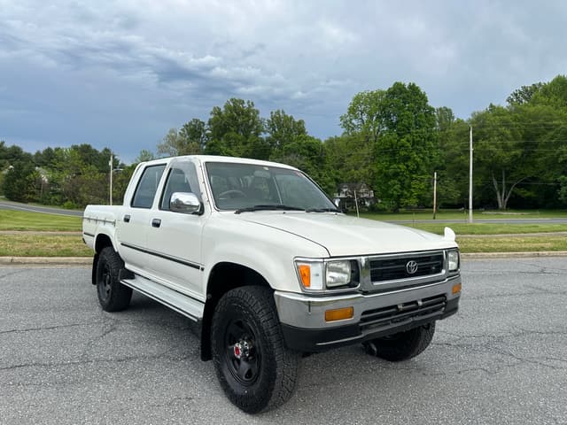 1992 Toyota Hilux JDM car for sale — photo 9 of 10