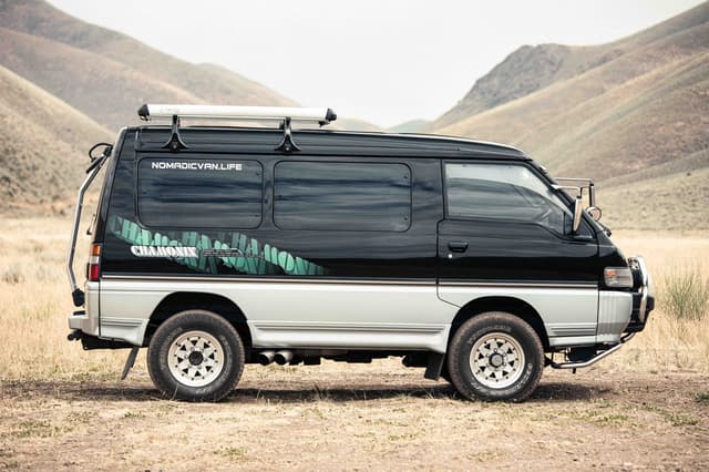 1992 Mitsubishi Delica JDM car for sale — photo 8 of 25