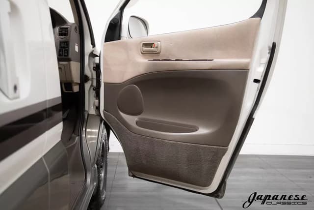 2000 Toyota Grand Hiace JDM car for sale — photo 23 of 25