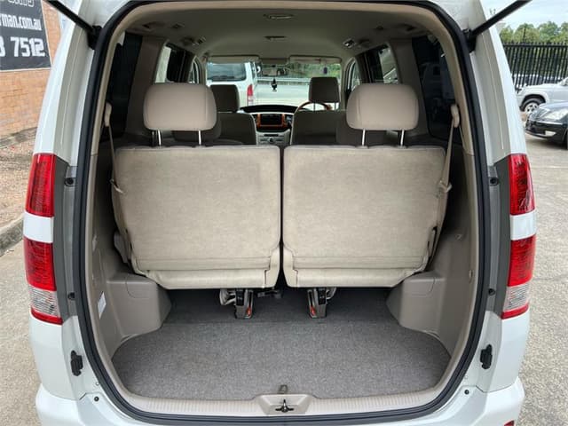 2004 Toyota Noah JDM car for sale — photo 17 of 18