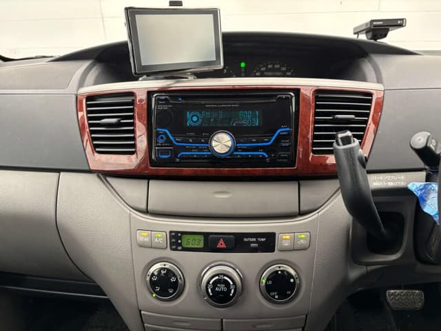 2001 Toyota Noah JDM car for sale — photo 13 of 25