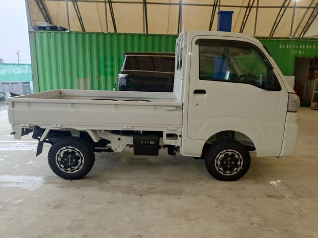 2025 Daihatsu Hijet JDM car for sale — photo 3 of 4