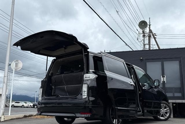 2010 Nissan Elgrand JDM car for sale — photo 4 of 25
