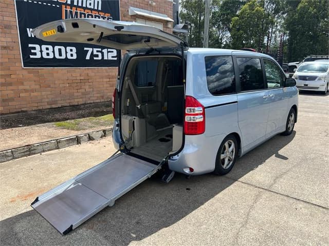 2011 Toyota Noah JDM car for sale — photo 4 of 17