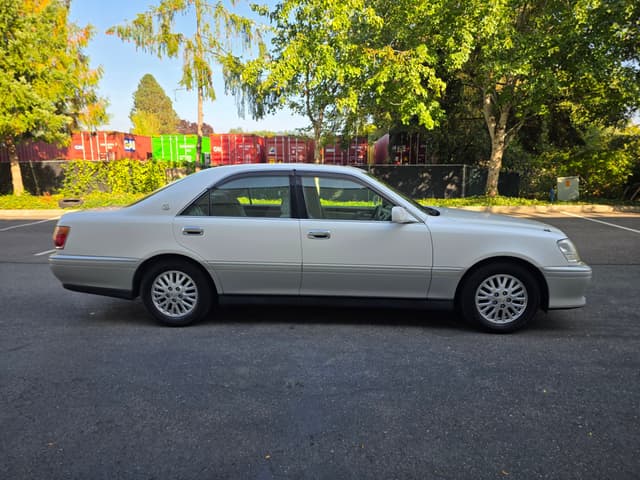 2000 Toyota Crown JDM car for sale — photo 2 of 13