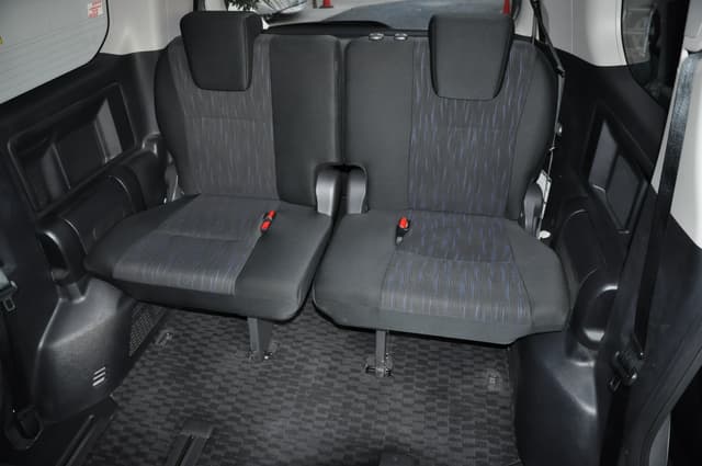 2010 Toyota Voxy JDM car for sale — photo 18 of 25