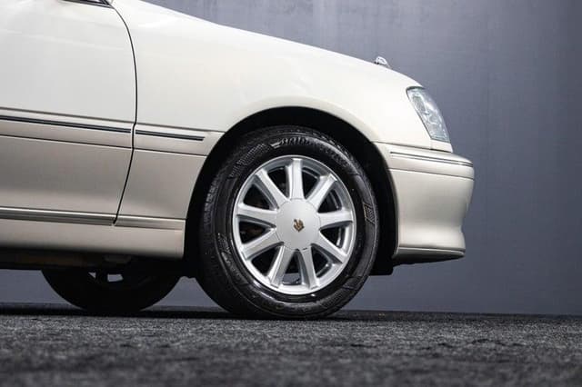 2002 Toyota Crown JDM car for sale — photo 8 of 16