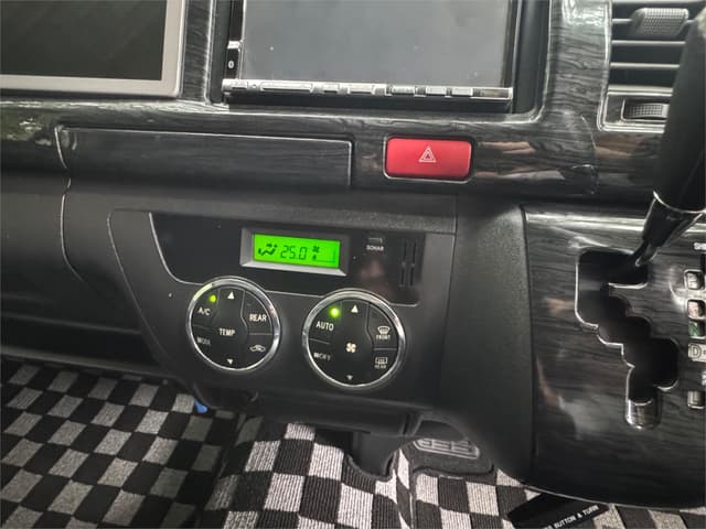 2010 Toyota HiAce JDM car for sale — photo 18 of 23