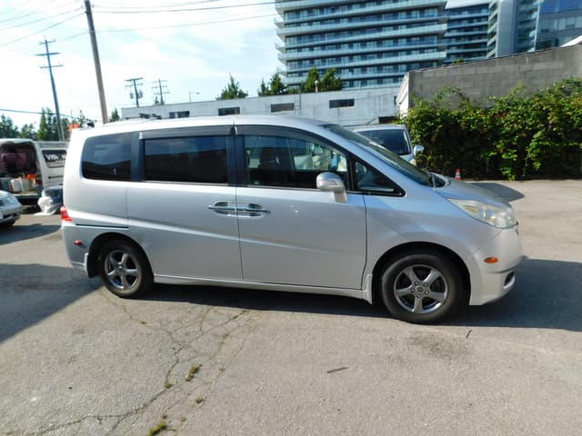 2006 Honda Stepwagon JDM car for sale — photo 2 of 8