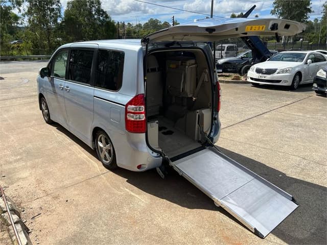 2011 Toyota Noah JDM car for sale — photo 2 of 17