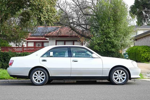 1999 Toyota Crown JDM car for sale — photo 11 of 21