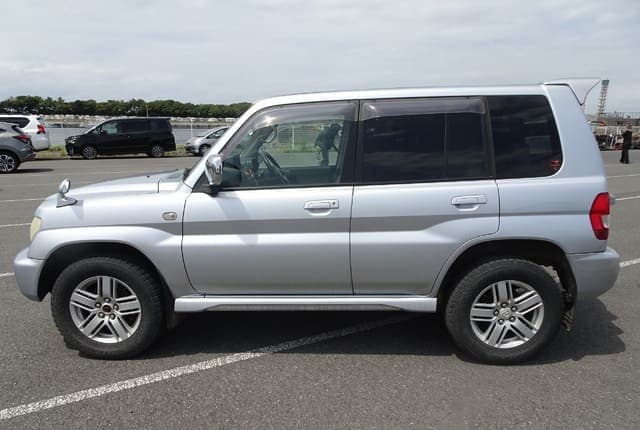 2003 Mitsubishi Pajero JDM car for sale — photo 2 of 25
