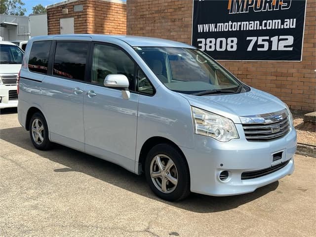 2011 Toyota Noah JDM car for sale — photo 5 of 17