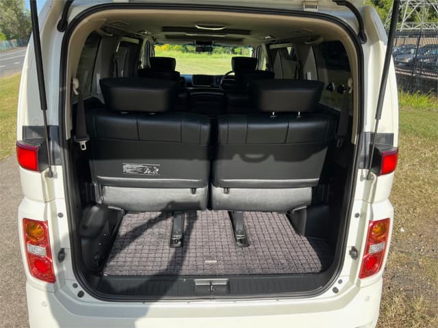 2008 Nissan Elgrand JDM car for sale — photo 15 of 16
