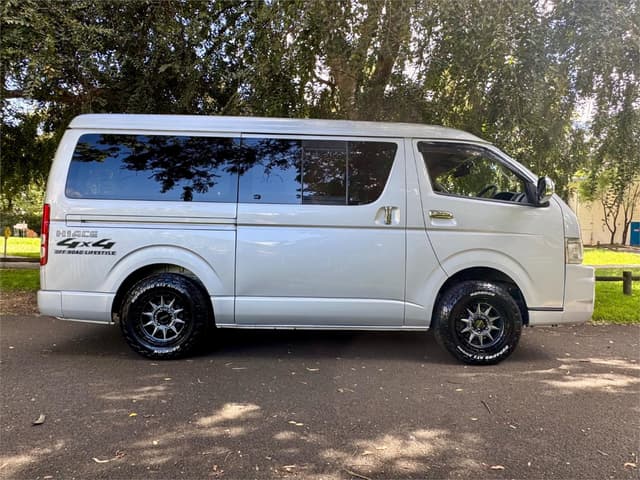 2007 Toyota HiAce JDM car for sale — photo 2 of 23