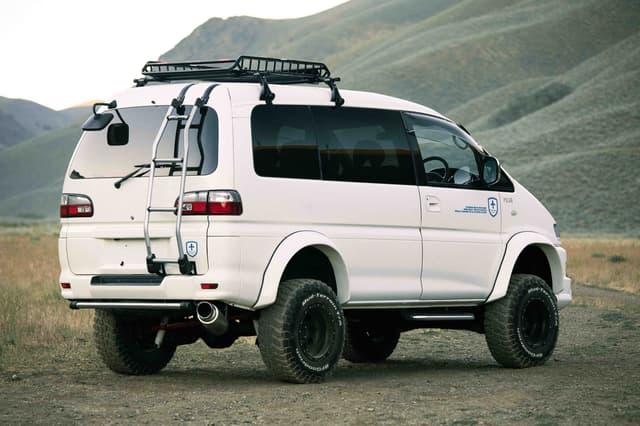 2000 Mitsubishi Delica JDM car for sale — photo 7 of 25