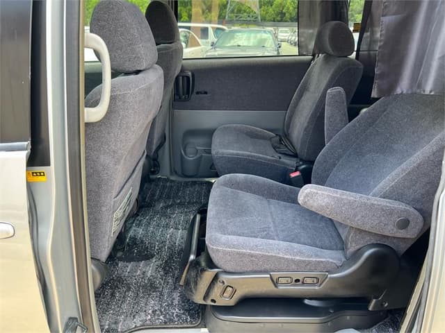 2006 Toyota Voxy JDM car for sale — photo 16 of 18
