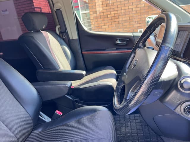 2006 Nissan Elgrand JDM car for sale — photo 13 of 16
