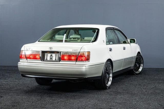 2001 Toyota Crown JDM car for sale — photo 10 of 18