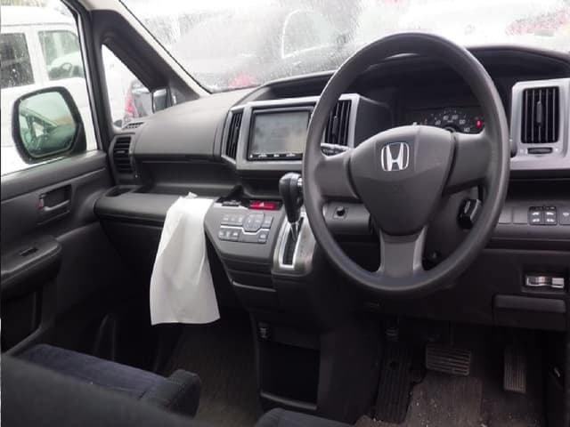 2011 Honda Stepwagon JDM car for sale — photo 4 of 8