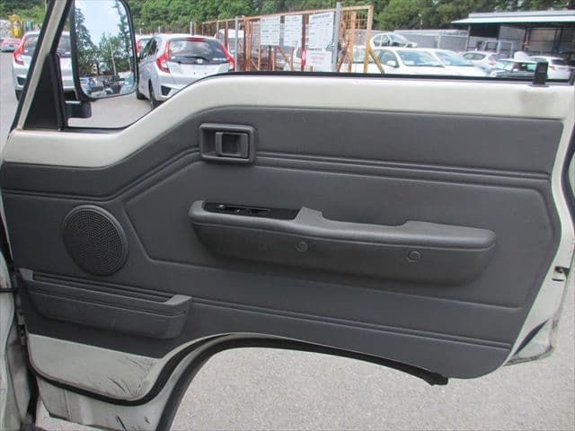 1999 Nissan Caravan JDM car for sale — photo 14 of 25