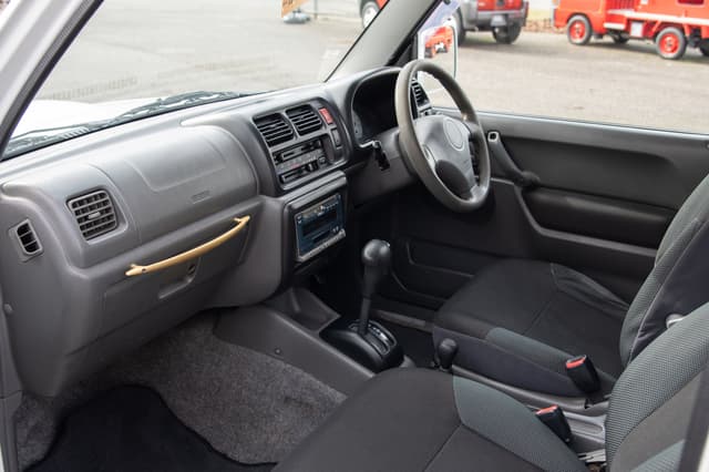 2000 Suzuki Jimny JDM car for sale — photo 11 of 14