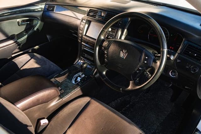 2004 Toyota Crown JDM car for sale — photo 15 of 19
