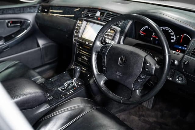 2005 Toyota Crown JDM car for sale — photo 16 of 19