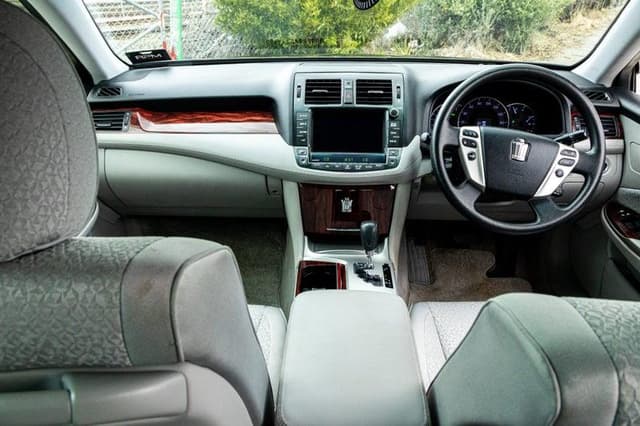 2012 Toyota Crown JDM car for sale — photo 12 of 13