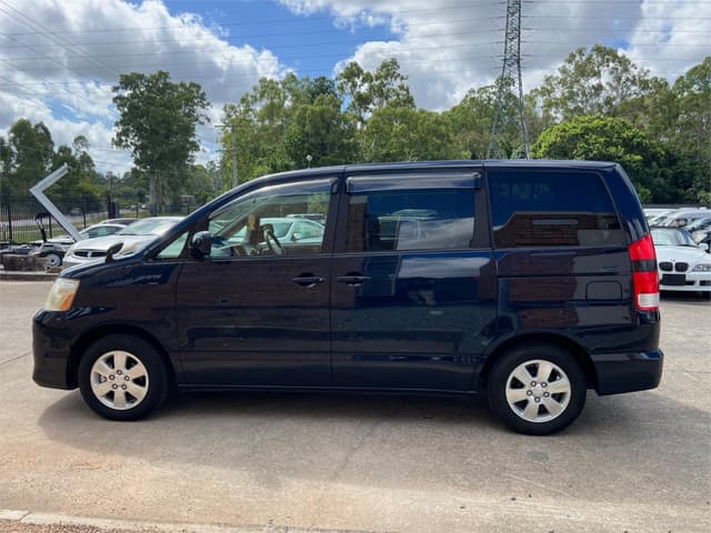2005 Toyota Noah JDM car for sale — photo 9 of 17
