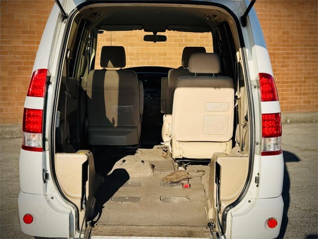 2005 Toyota Voxy JDM car for sale — photo 11 of 25
