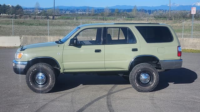 1996 Toyota Hilux Surf JDM car for sale — photo 6 of 10
