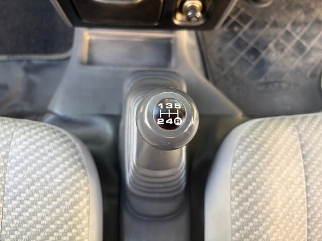 2000 Daihatsu Hijet JDM car for sale — photo 13 of 17