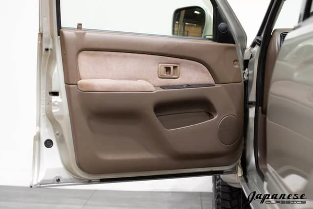 2000 Toyota Hilux Surf JDM car for sale — photo 18 of 25