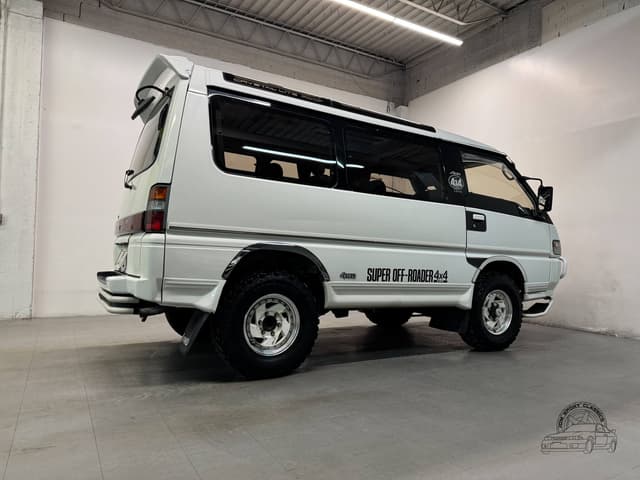 1991 Mitsubishi Delica JDM car for sale — photo 21 of 25