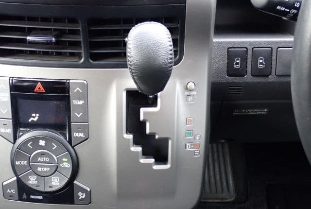 2008 Toyota Voxy JDM car for sale — photo 17 of 25