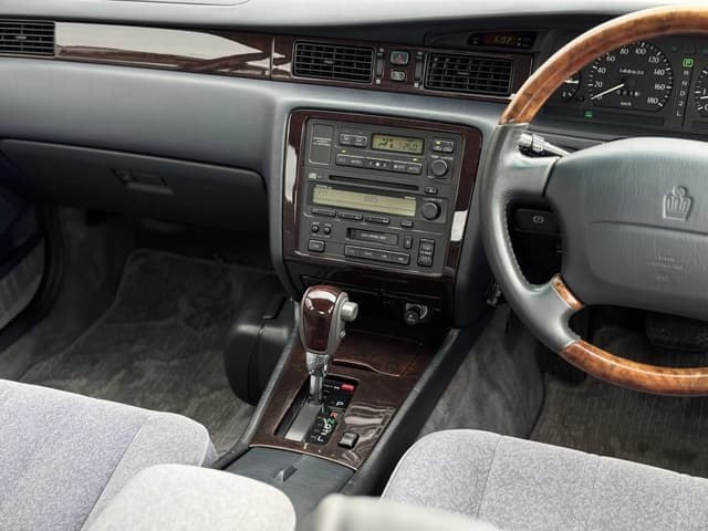 1996 Toyota Crown JDM car for sale — photo 21 of 25
