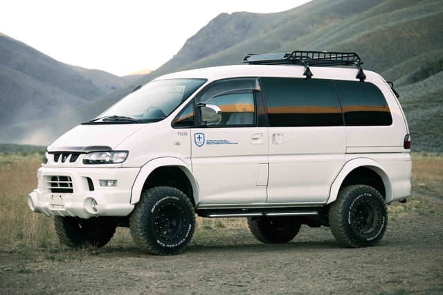 2000 Mitsubishi Delica JDM car for sale — photo 2 of 25