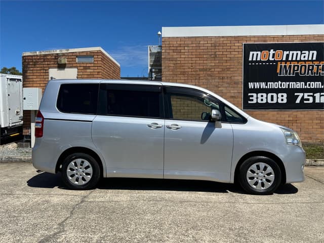 2011 Toyota Noah JDM car for sale — photo 5 of 18