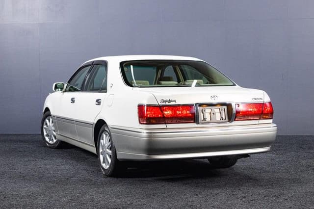 2002 Toyota Crown JDM car for sale — photo 3 of 16
