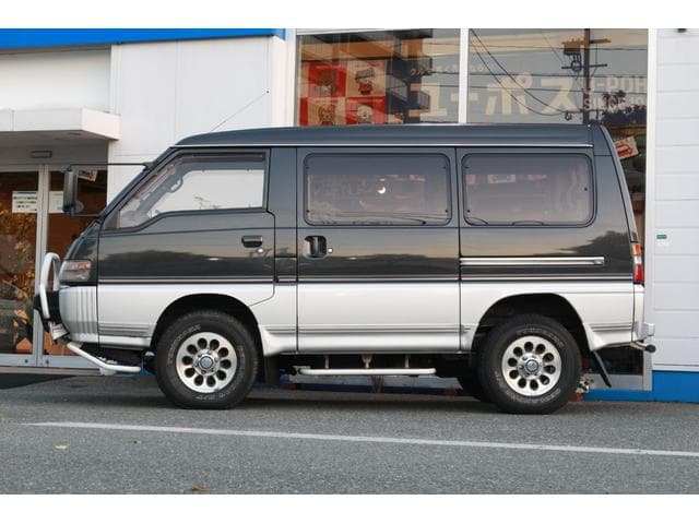 1992 Mitsubishi Delica JDM car for sale — photo 4 of 25